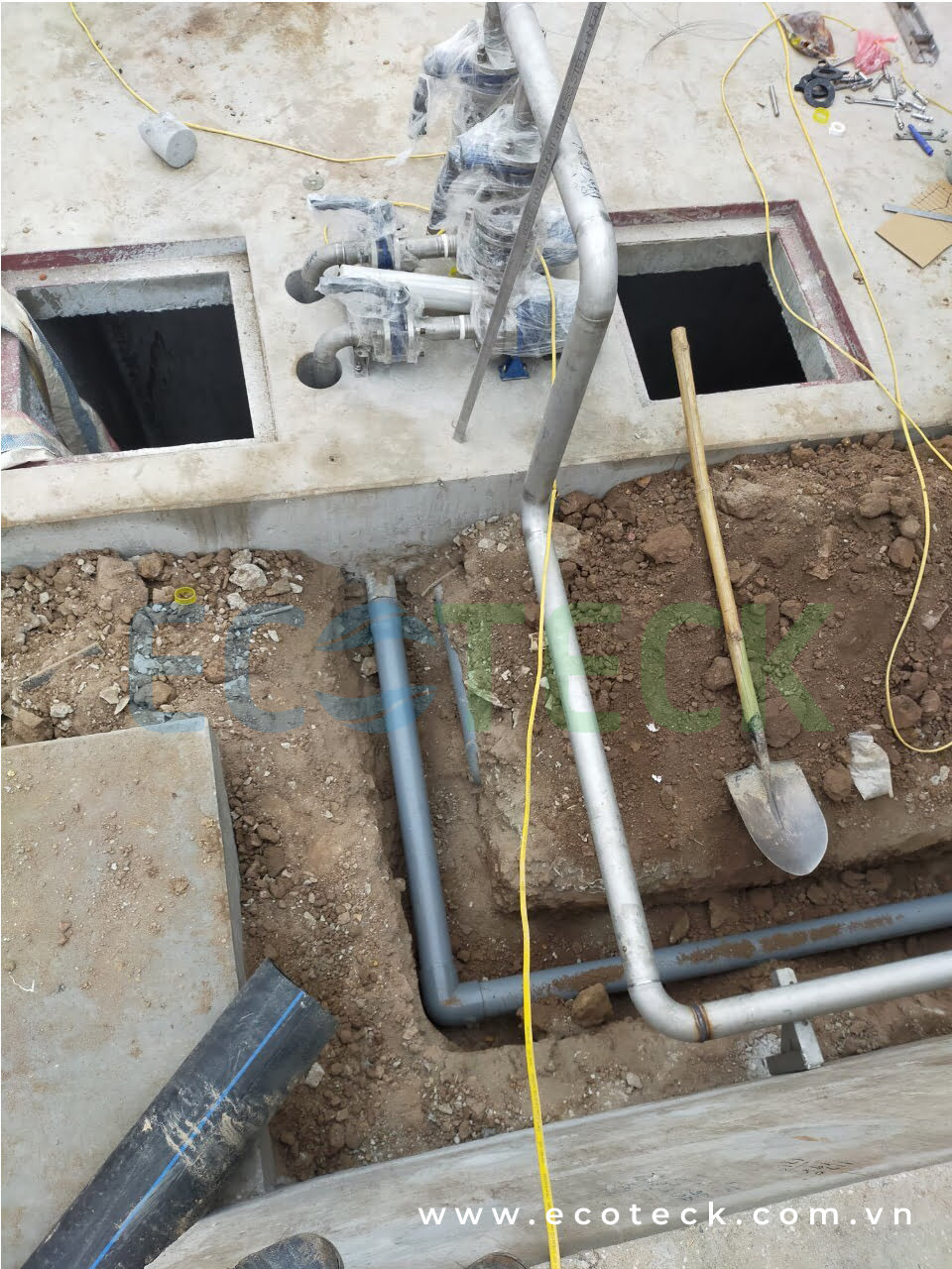 Thi công kết nối đường ống bơm bể thu nước rò rỉ