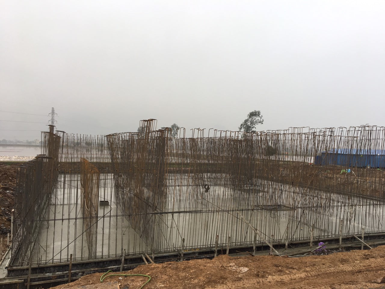 hoàn thành công tác đổ bê tông đáy bể xử lý trạm xử lý nước thải khu công nghiệp Thanh Liêm