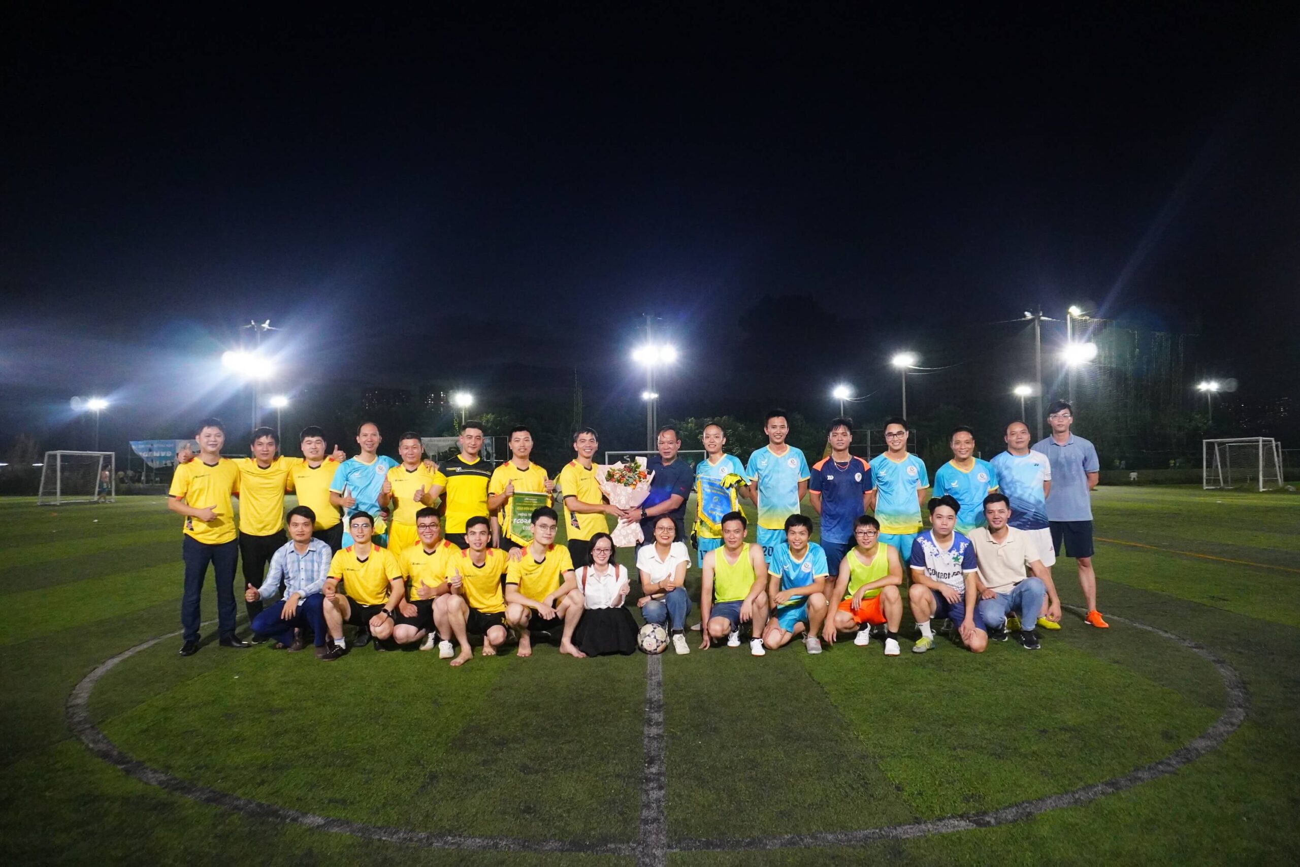 Các cầu thủ Ecoteck ra sân trong màu áo xanh, Ecoba ENT màu áo vàng